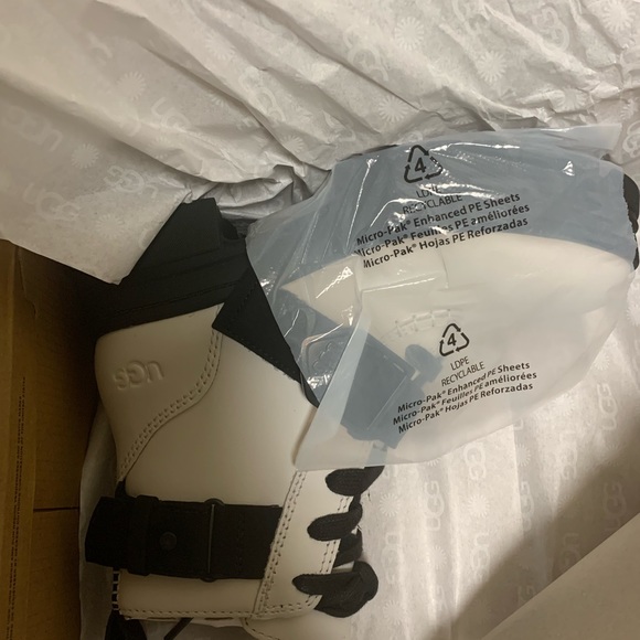 Ugg Ashton Lace White Boots size 5.5 - Picture 6 of 6